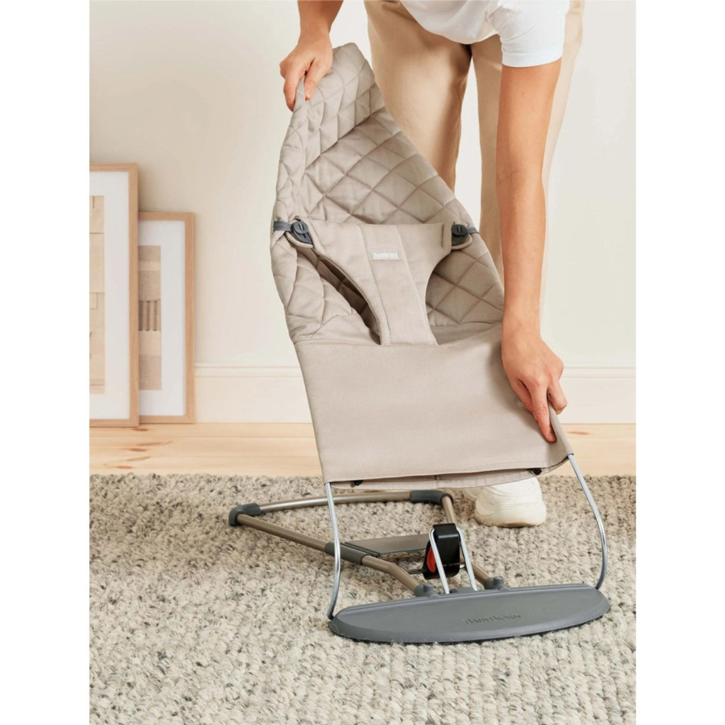 Sillón mecedora Bliss, tela gris arena